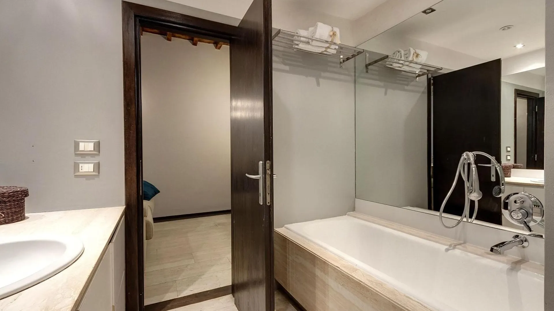 Calzaiuoli Apartments By Mamo Florence
