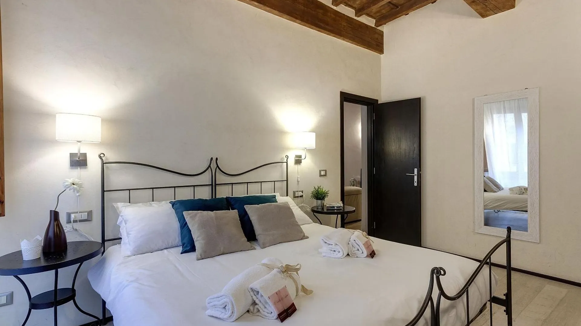 Calzaiuoli Apartments By Mamo Florence