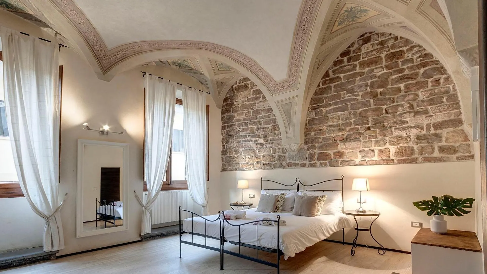 Calzaiuoli Apartments By Mamo Florence